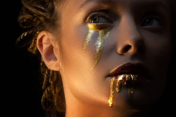 Misteriosa eroina mistica con gocce d'oro sul viso, — Foto Stock