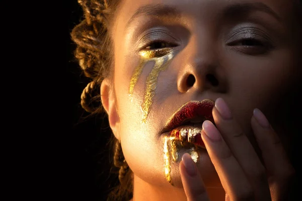 Oro en la piel, arte facial y maquillaje creativo, oro como lágrimas y sangre — Foto de Stock