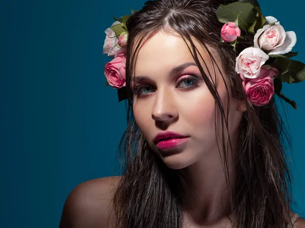 Retrato de luxo de uma bela jovem com rosas e maquiagem fresca e brilhante — Fotografia de Stock