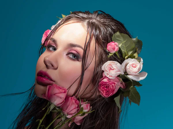 Роскошный портрет красивой молодой женщины с розами и свежим ярким макияжем — стоковое фото