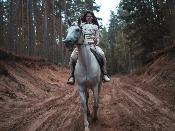 Młoda piękna brunetka jeździec w eleganckim garniturze retro jazda na białym koniu — Zdjęcie stockowe