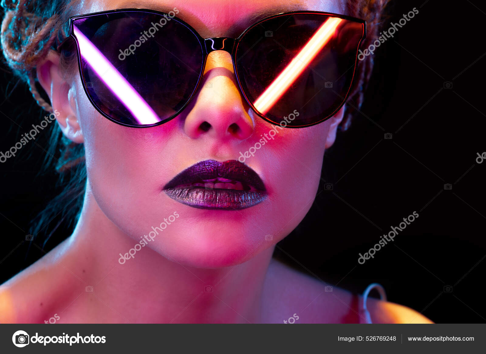 Estilo neón, reflejo de lámparas de neón en gafas oscuras de una mujer  joven y elegante,: fotografía de stock © KrisCole #526769248