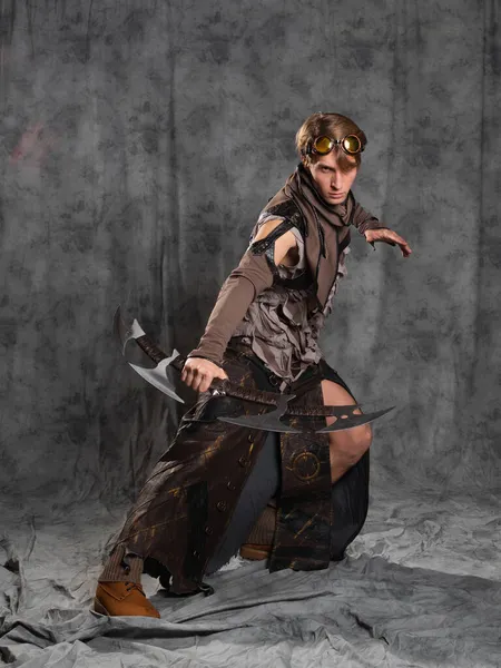 Steampunk o personaggio in stile post-apocalittico, con un'arma fredda insolita — Foto Stock