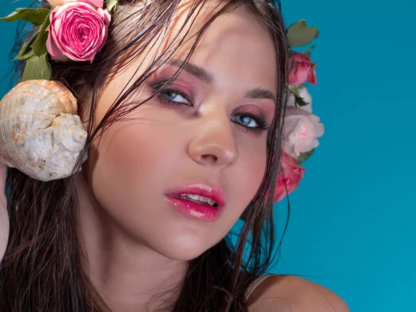 A beautiful young brunette with bright blue eyes, in a Hawaiian image. — Stock Photo, Image