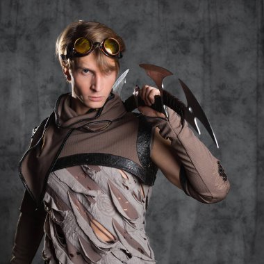 Steampunk veya post-apokaliptik stil karakter, alışılmadık soğuk bir silah ile