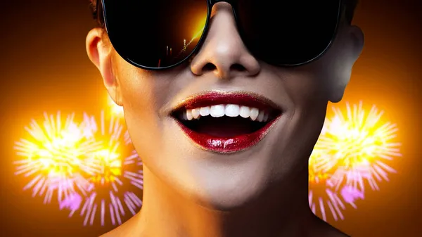 Celebration around, bright golden fireworks, behind and in reflection of glasses — Stock Photo, Image