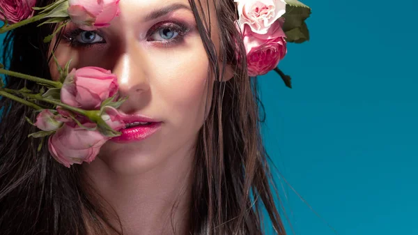 Retrato de luxo de uma bela jovem com rosas e maquiagem fresca e brilhante — Fotografia de Stock