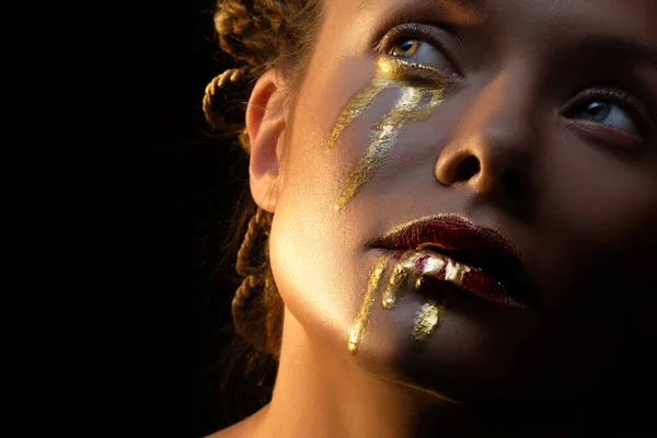 Misteriosa heroína mística com gotas de ouro em seu rosto, — Fotografia de Stock