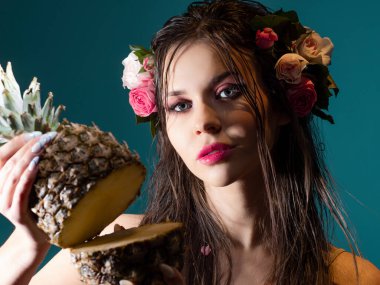 Hawaii suretinde, parlak mavi gözlü, güzel bir esmer..