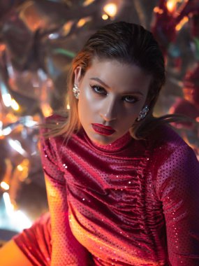 Şık, kırmızı elbiseli güzel bir kadının portresi.