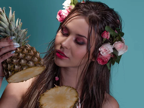 Hawaii suretinde, parlak mavi gözlü, güzel bir esmer..