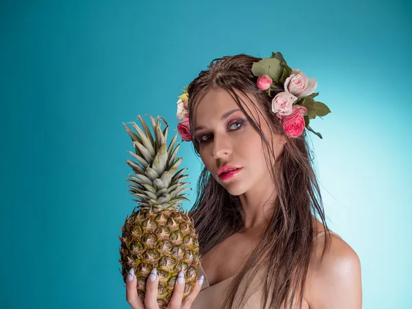 A beautiful young brunette with bright blue eyes, in a Hawaiian image. — Stock Photo, Image