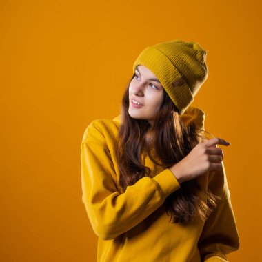 Parlak elbiseli neşeli bir esmer dans ediyor ve eğleniyor..