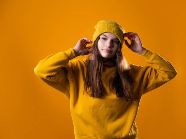 Parlak elbiseli neşeli bir esmer dans ediyor ve eğleniyor..