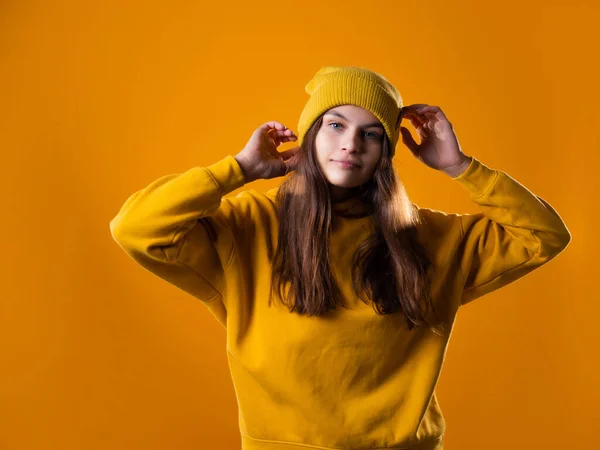 Una joven morena alegre en ropa brillante está bailando y divirtiéndose. — Foto de Stock