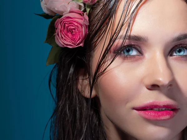 A beautiful young brunette with bright blue eyes, in a Hawaiian image. — Stock Photo, Image