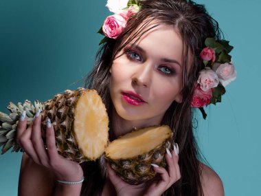 Hawaii suretinde, parlak mavi gözlü, güzel bir esmer..