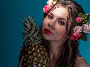 Hawaii suretinde, parlak mavi gözlü, güzel bir esmer..