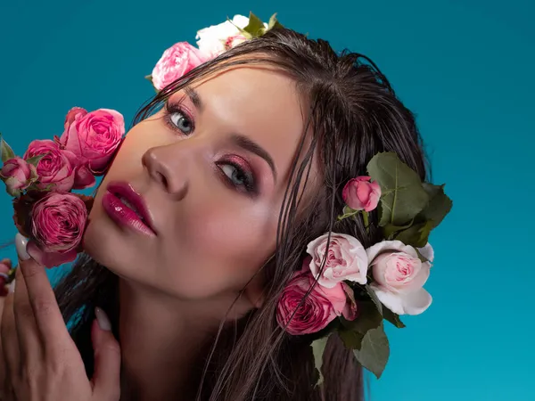 Retrato de lujo de una hermosa joven con rosas y maquillaje fresco y brillante — Foto de Stock