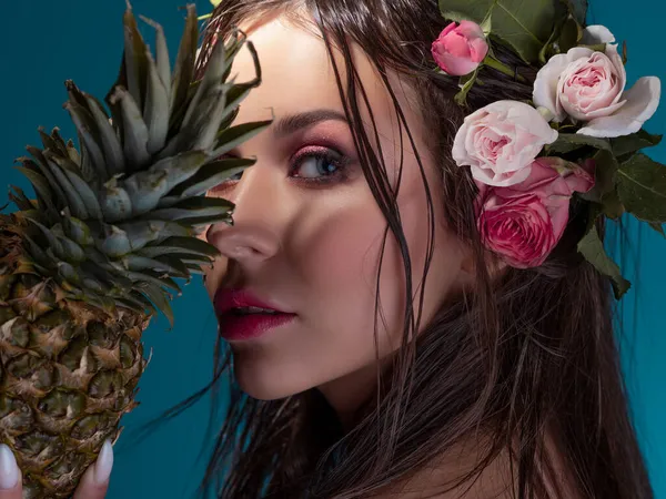 A beautiful young brunette with bright blue eyes, in a Hawaiian image. — Stock Photo, Image