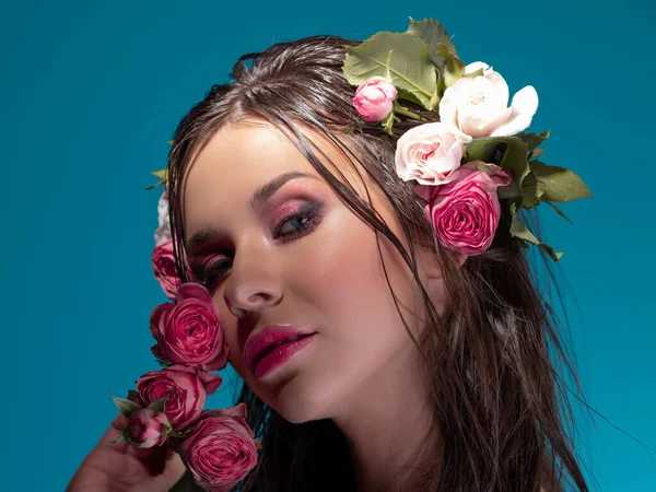Ritratto di lusso di una bella giovane donna con rose e trucco fresco e luminoso — Foto Stock