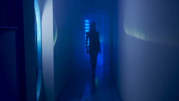 A fashionable walk down the corridor in blue light and smoke, a club and party, — Stock Video