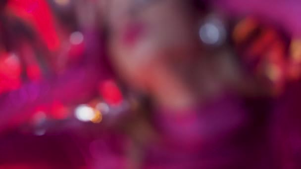 Snygg glittrande skönhet i en rosa klänning närbild. Manuell kamera och fokus — Stockvideo