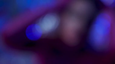 Pembe bir elbisenin içinde ışıl ışıl bir güzellik. El kamerası ve odaklanma