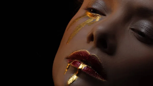 Glamorösa tårar, ansiktskonst och kreativ makeup, guld i ansiktet — Stockfoto