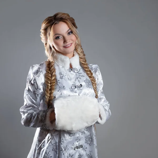 Снегурочка, красивая молодая женщина в сказочной шубе серебряного цвета, — стоковое фото