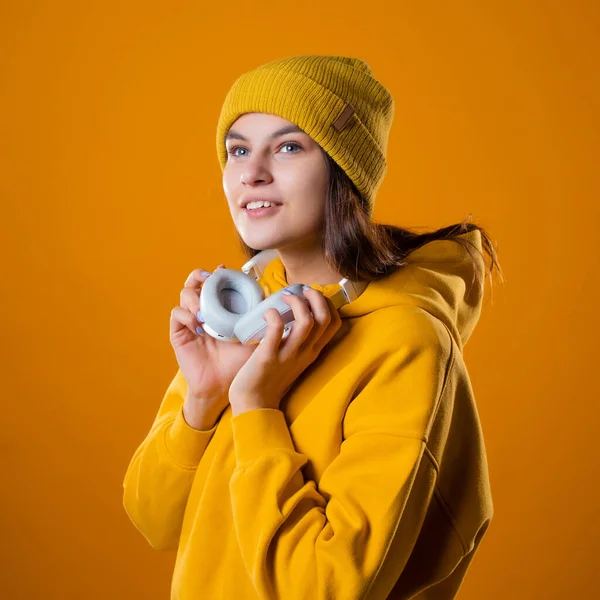 Una amante de la música, una joven morena alegre con ropa brillante escucha música — Foto de Stock