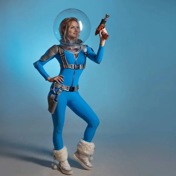 Fantástico traje de astronauta em estilo retrofuturismo. Uma jovem loira bonita — Fotografia de Stock