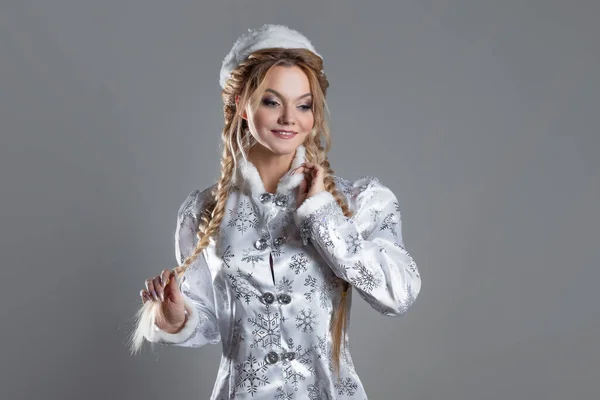 Królowa Śniegu, piękna młoda kobieta w bajecznym futrze w srebrnym kolorze, — Zdjęcie stockowe