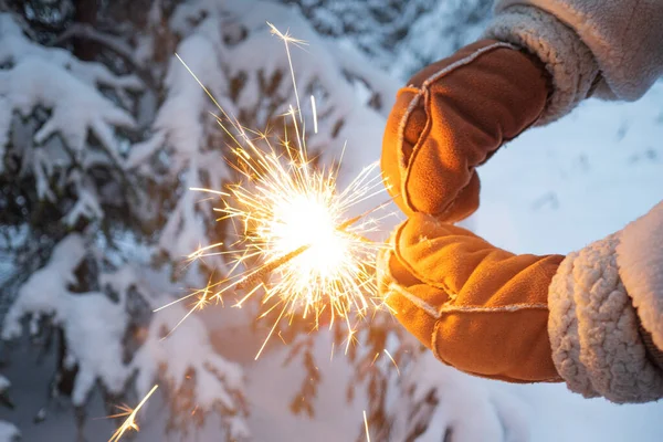 Ciao inverno, accogliente umore invernale. Una ragazza in pelliccia bianca e guanti caldi — Foto Stock