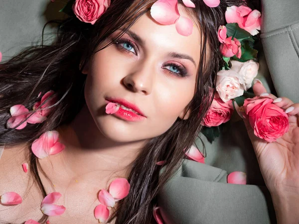Hermosa morena de ojos azules con maquillaje rosa brillante, —  Fotos de Stock