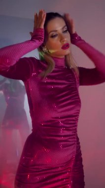 Duman efektleri ve lazer projektörü olan şık bir portre.,