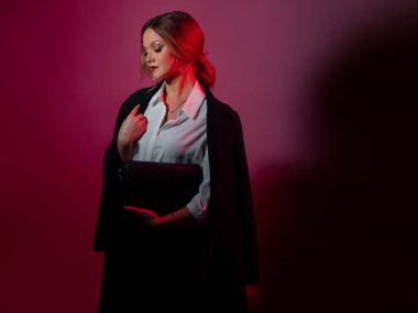 Takım elbiseli şık bir kadın, moda çekiminde.