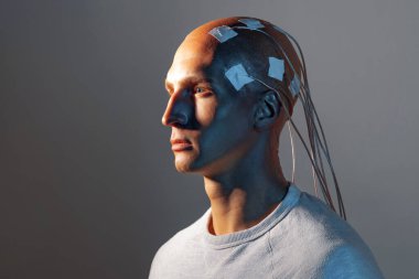 Kafası kabloya dolanmış genç bir adam. .