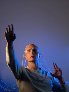 Kafası kabloya dolanmış genç bir adam ellerini kaldırdı.,