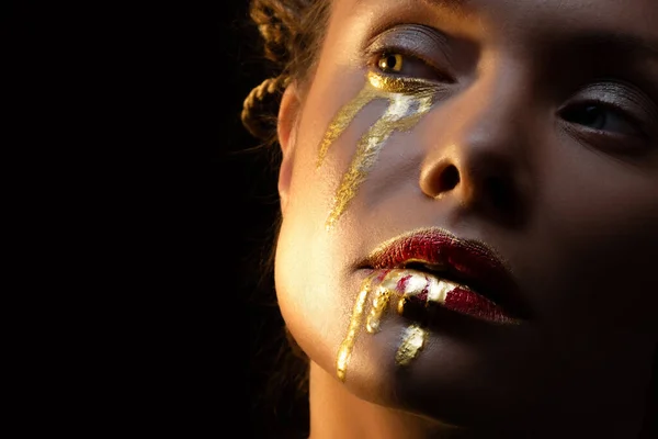 Lacrime glamour, face art e trucco creativo, oro sul viso — Foto Stock