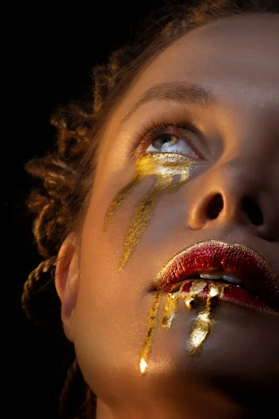 Oro sulla pelle, viso arte e trucco creativo, oro come lacrime e sangue — Foto Stock