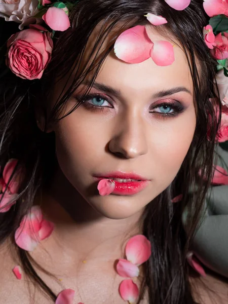 Hermosa morena de ojos azules con maquillaje rosa brillante, — Foto de Stock