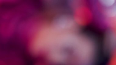 Pembe bir elbisenin içinde ışıl ışıl bir güzellik. El kamerası ve odaklanma