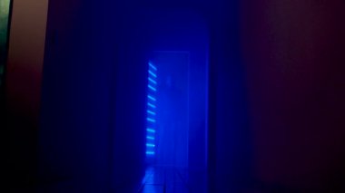 Koridorda mavi ışık ve duman içinde şık bir yürüyüş, bir kulüp ve parti.,