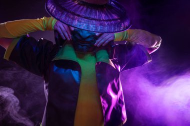 Parlak stilize kıyafetli fütürist karakter, neon renkli fotoğraf..