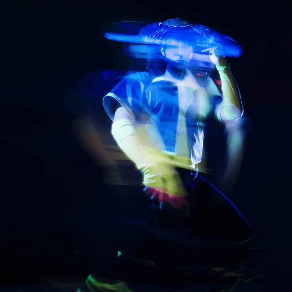Personagem futurista em uma roupa estilizada brilhante, foto com cores de néon. — Fotografia de Stock
