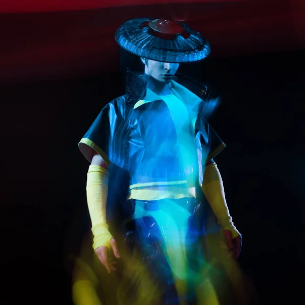 Futuristischer Charakter in hellem stilisiertem Outfit, Foto in Neonfarben. — Stockfoto