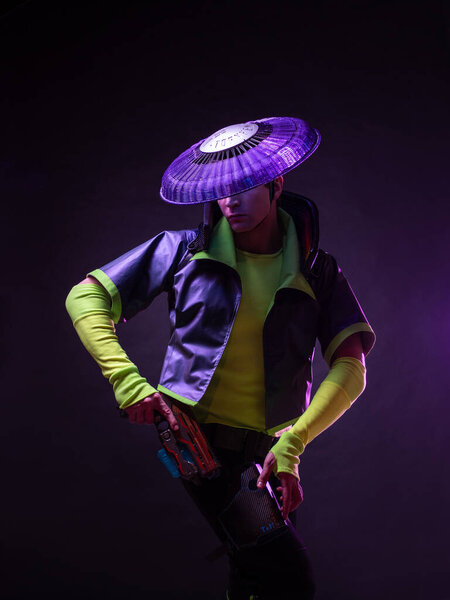 Футуристический персонаж в ярком стилизованном наряде, фото с неоновыми цветами.
