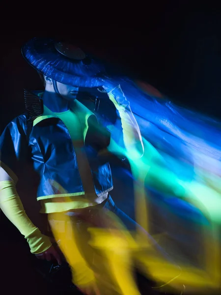 Personagem futurista em uma roupa estilizada brilhante, foto com cores de néon. — Fotografia de Stock