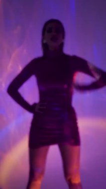 Pembe bir elbisenin içinde ışıl ışıl bir güzellik. El kamerası ve odaklanma